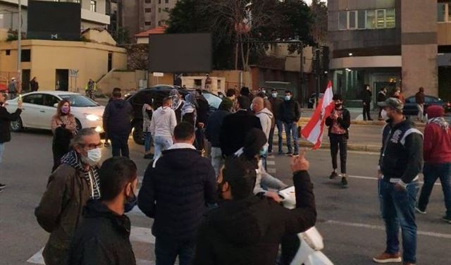 لبنان.. قطع طرقات رئيسية احتجاجا على تردي الأوضاع المعيشية ورفضا للإقفال الشامل