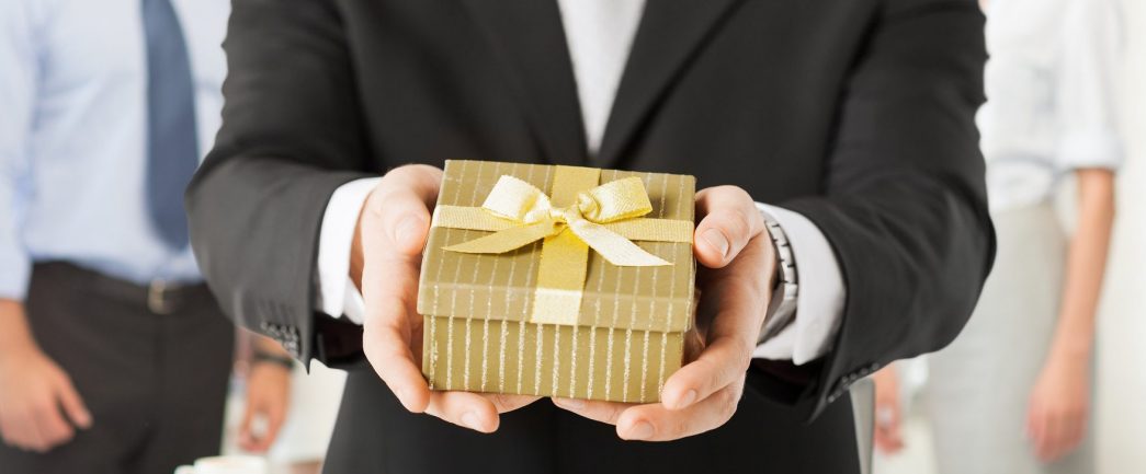 المسؤول والهدية