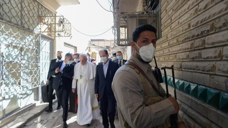 المرجع السيستاني يستقبل البابا فرنسيس في منزله بالنجف (فيديو)