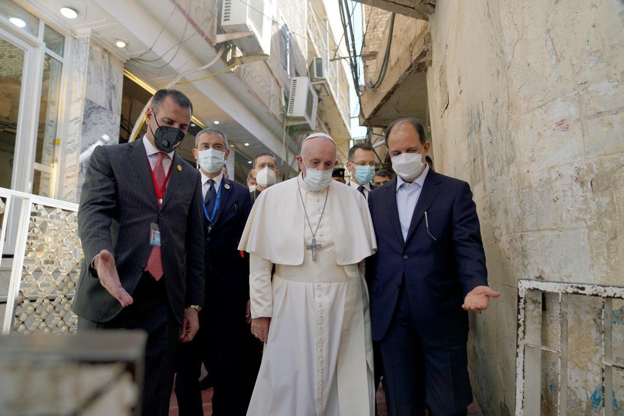 زقاقٌ ولج فيه العالم ..