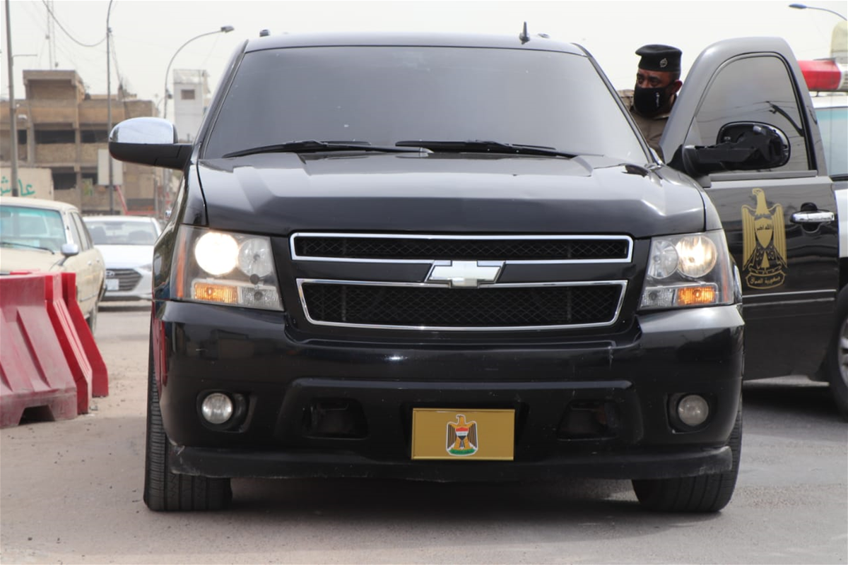 مضللة وبدون لوحات.. الشرطة تحجز سيارة تحمل شعار الجمهورية العراقية (صور)