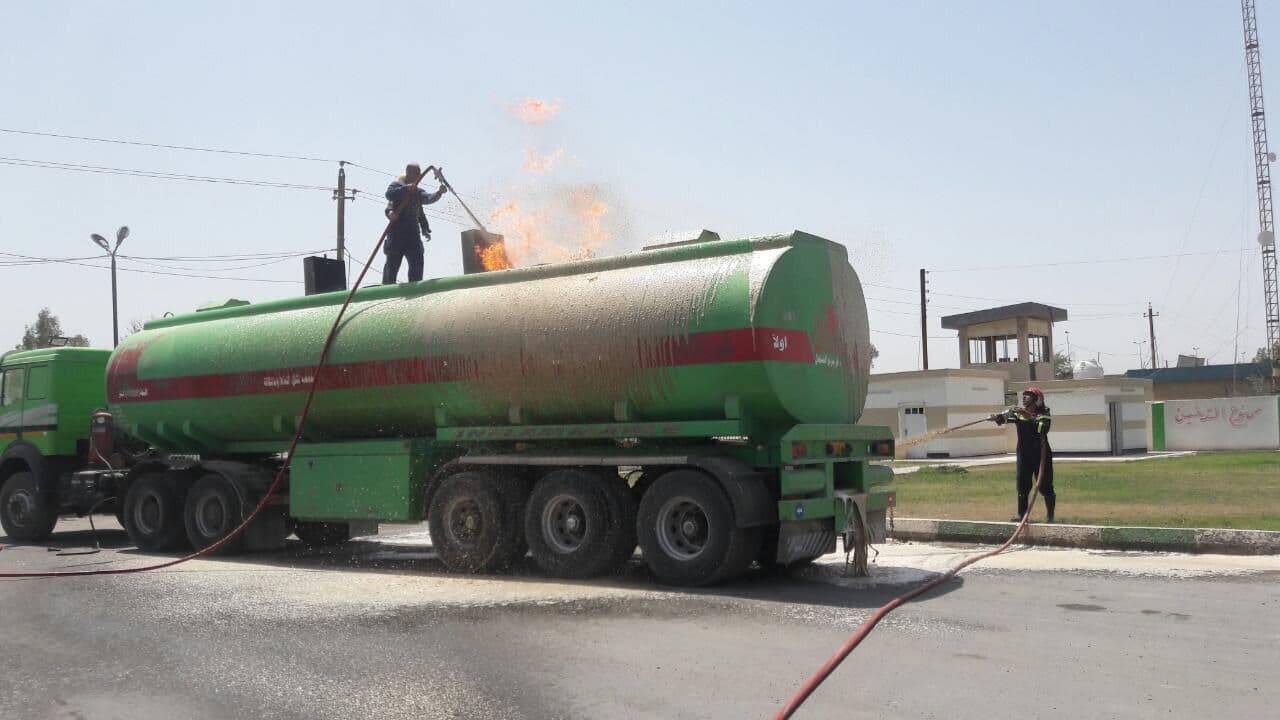 اخماد حريق اندلع داخل محطة وقود شمالي بغداد (صور)