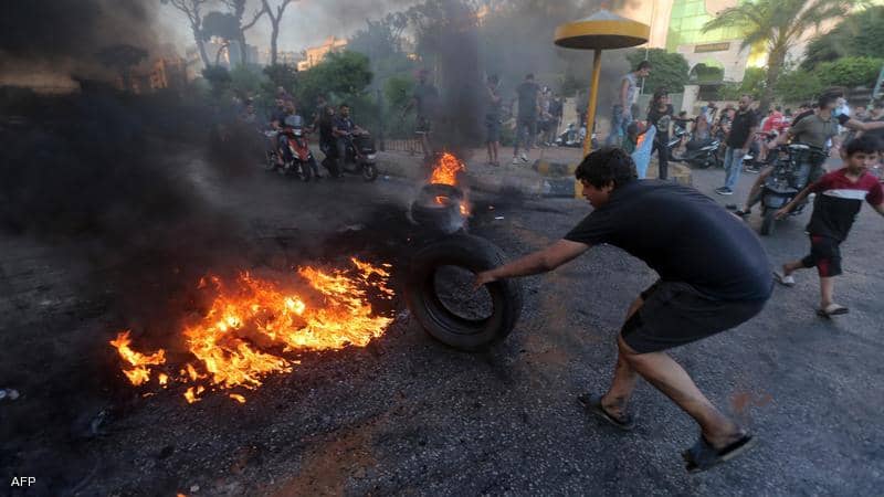 وسط انهيار في قيمة الليرة.. احتجاجات وقطع طرق في لبنان تنديدا بتردي الوضع الاقتصادي