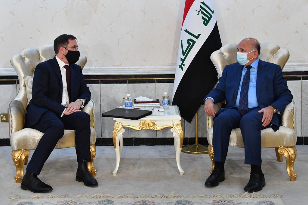 الخارجية خلال تسلّم أوراق اعتماد السفير البريطاني الجديد: الحكومة اتخذت إجراءات لإيجاد بيئة ملائمة لعمل البعثات