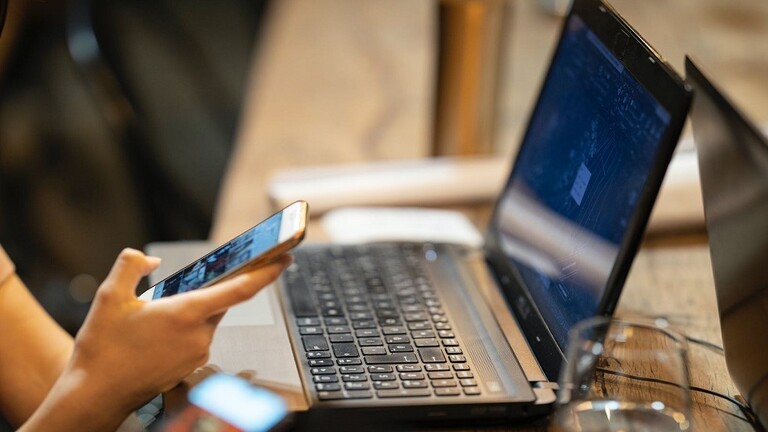 كيف تتعرف شركات الدعاية على اهتماماتنا لتستهدفنا بإعلاناتها ؟