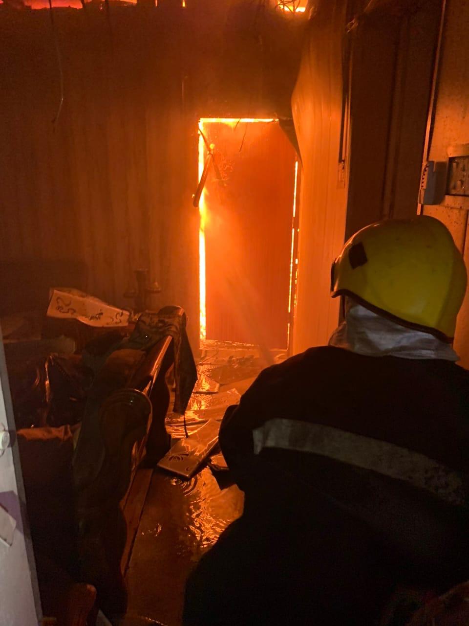 الدفاع المدني: إنقاذ عدد من العوائل وإخماد حريق اندلع بمنطقة الكاظمية (صور)