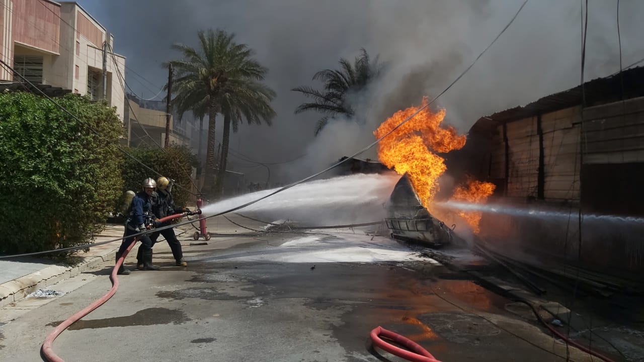 بالصور.. اندلاع حريق كبير في منطقة الكرادة وسط بغداد