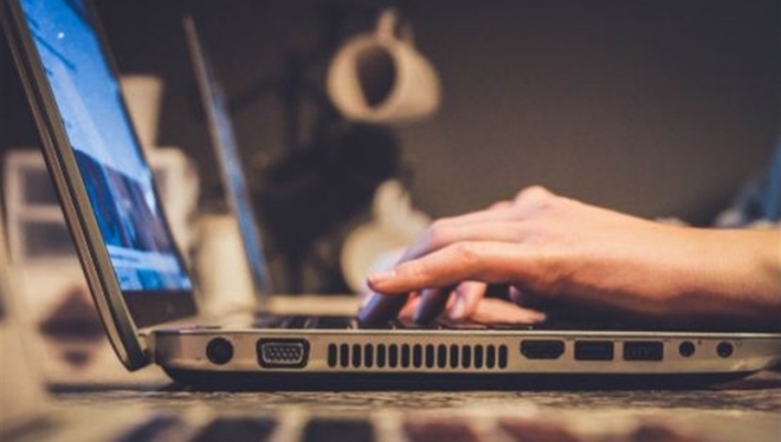 "عقوبة تأديبية" لرجل ابتز طليقته 5 سنوات بصور "خادشة للحياء"