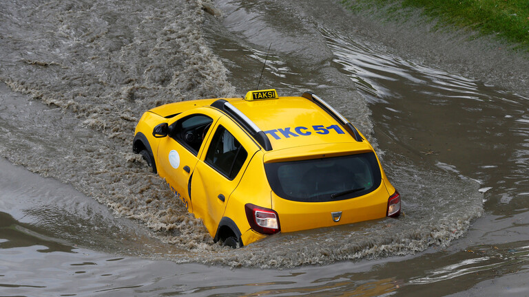 خمسة قتلى و3 مفقودين جراء فيضانات وانهيارات بشمال شرق تركيا