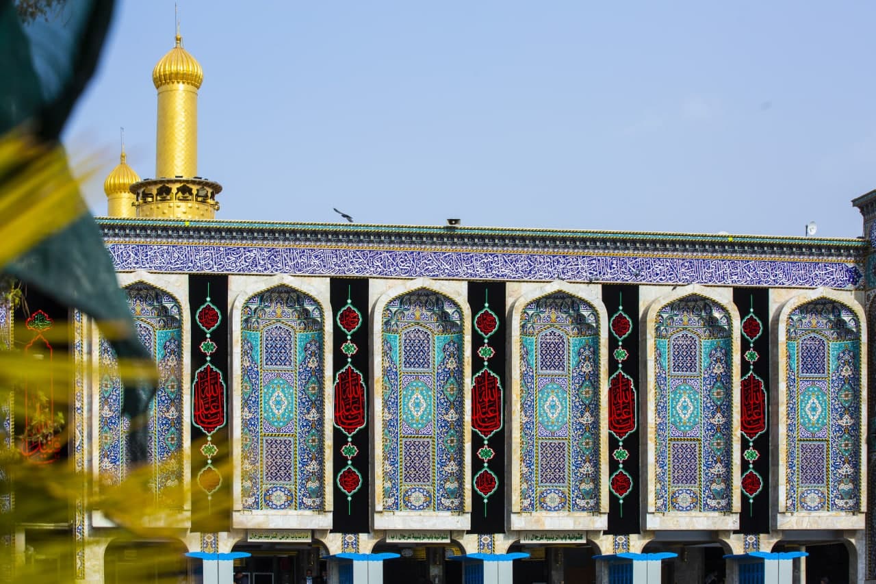 استعداداً لذكرى واقعة الطف.. نشر السواد في حرم الامام الحسين (ع)