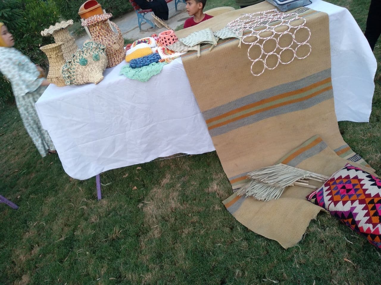 المهفة والمكنسة والحصيرة المصنوعة من سعف النخيل .. بازار الحسينية في كربلاء بنسخته الثانية (صور)