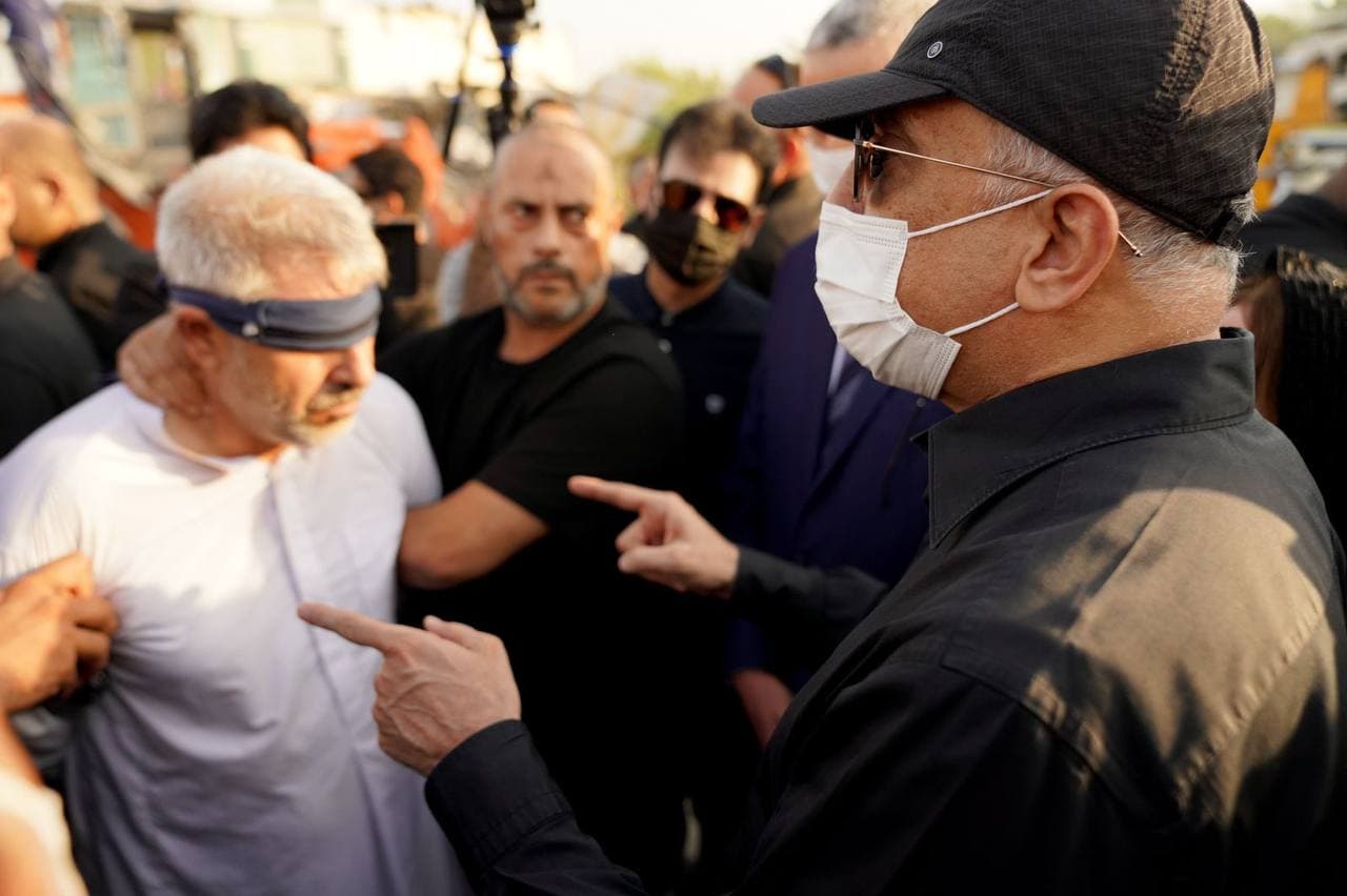 بالصور.. قاتل مدير بلدية كربلاء يمثل امام الكاظمي في موقع الجريمة