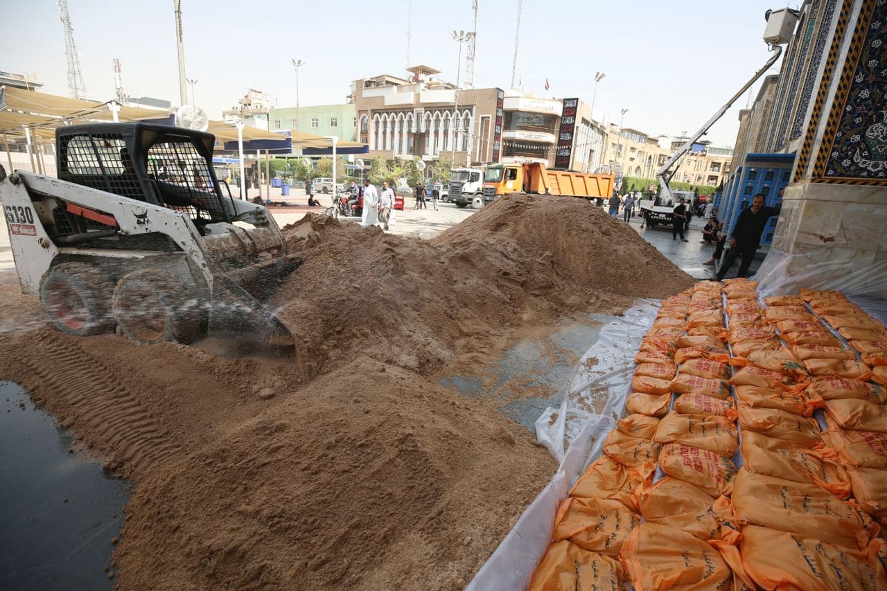 العتبة الحسينية المقدسة تهيء ارضية الصحن الشريف استعداداً ليوم عاشوراء (فيديو)