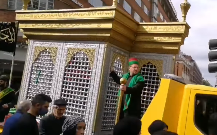 مسيرة حاشدة وسط لندن تحتضن نسختان من شباكي ضريحي الإمام الحسين وأخيه العباس (ع) في يوم عاشوراء (فيديو)