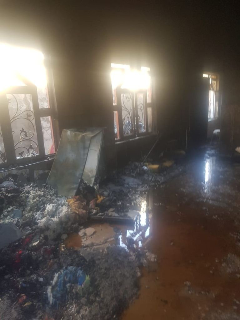 بالصور.. حريق يلتهم منزل فتاة "مقيدة" بالسلاسل والدفاع المدني يتدخل