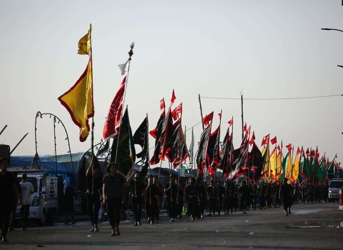 ترفعها سواعد شبابية حسينية.. مواكب الرايات بصمة مميزة في مسيرة الاربعين (تقرير مصور)