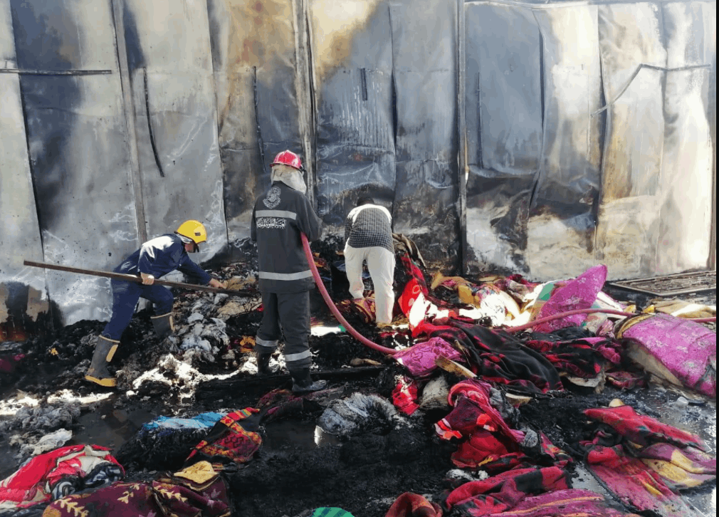 الدفاع المدني تكافح حريقا اندلع بموكب حسيني على طريق نجف كربلاء (صور)