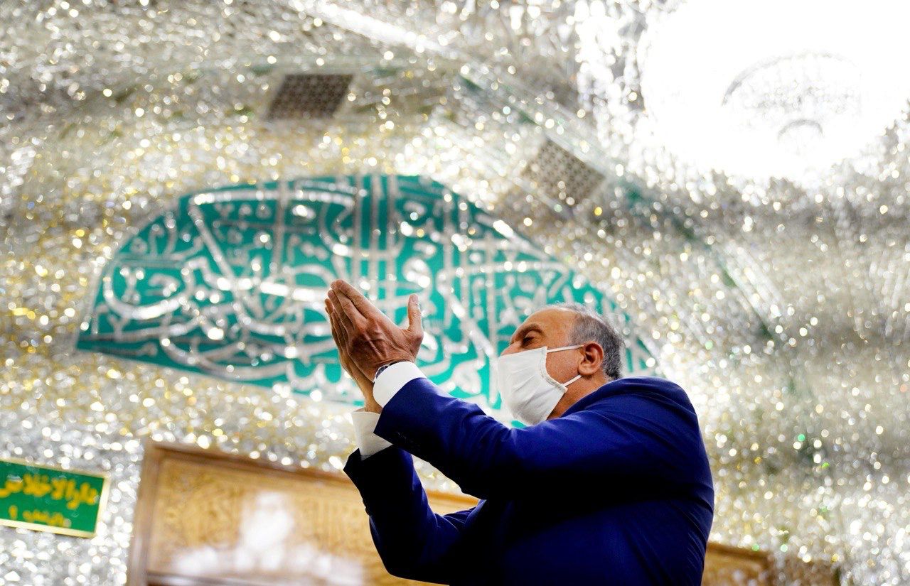 بالفيديو.. الكاظمي يؤدي مراسم زيارة ضريح الامام الرضا عليه السلام في مشهد