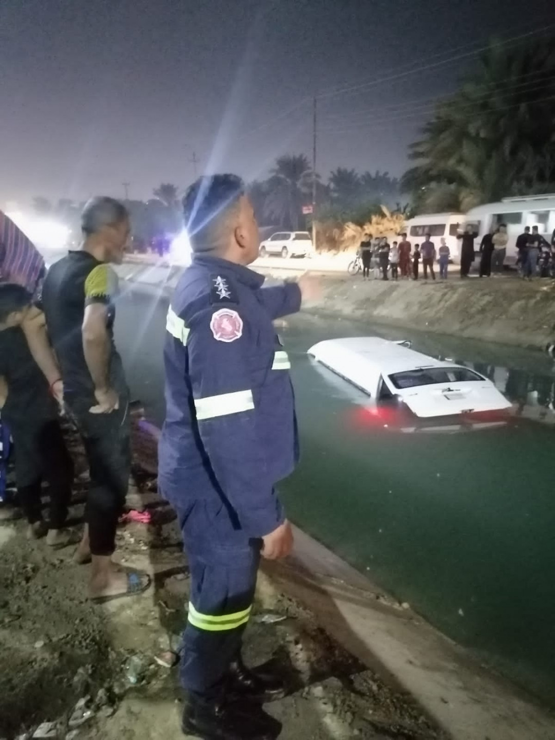 بالصور.. إنقاذ 13 زائرا 6 منهم غرقوا تحت المياه بسقوط حافلتهم في نهر بكربلاء