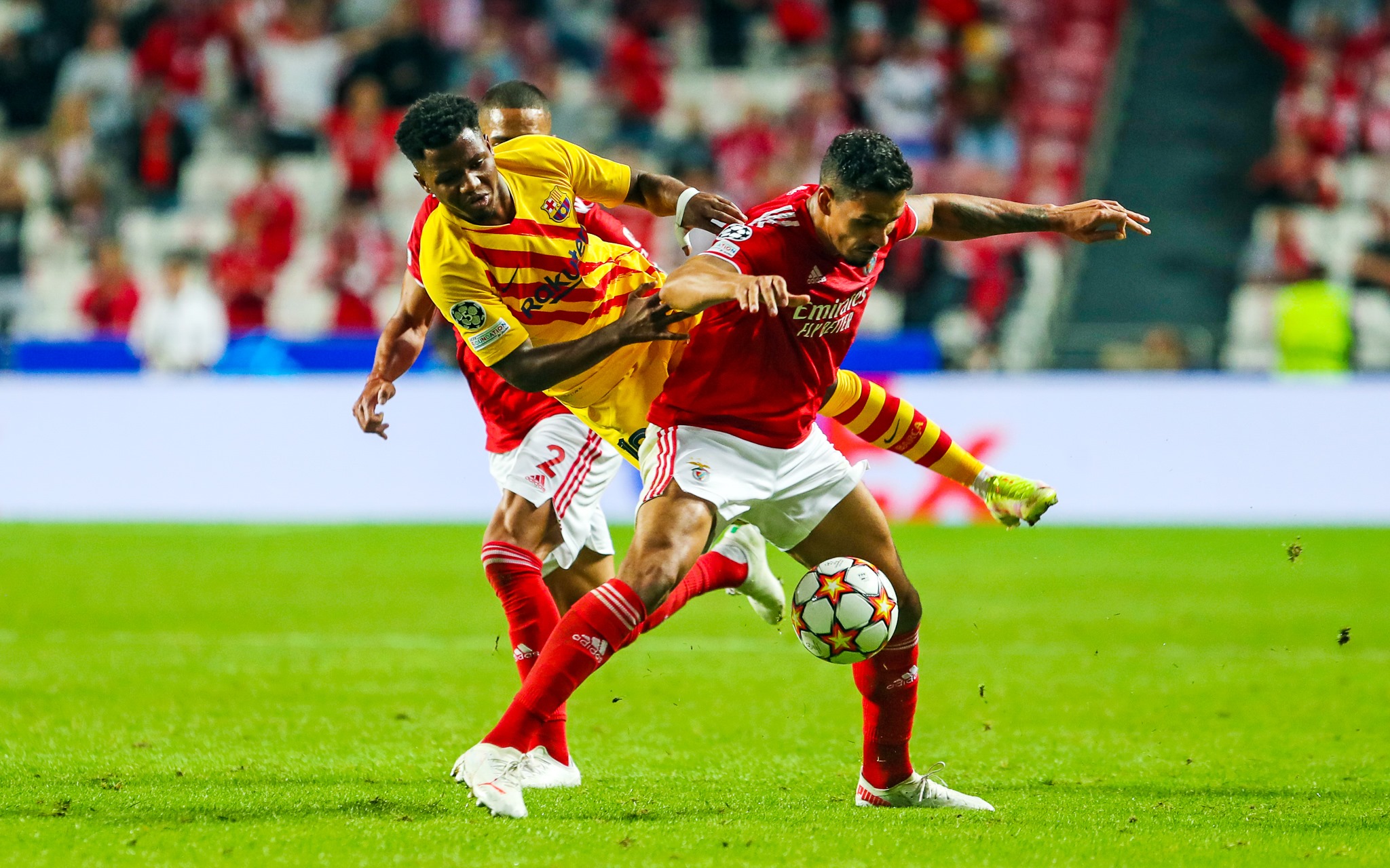 بنفيكا يهين برشلونة بثلاثية