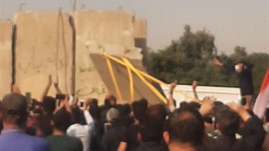 بالفيديو..اسقاط حواجز كونكريتية تابعة للخضراء من قبل المحتجين على نتائج الانتخابات