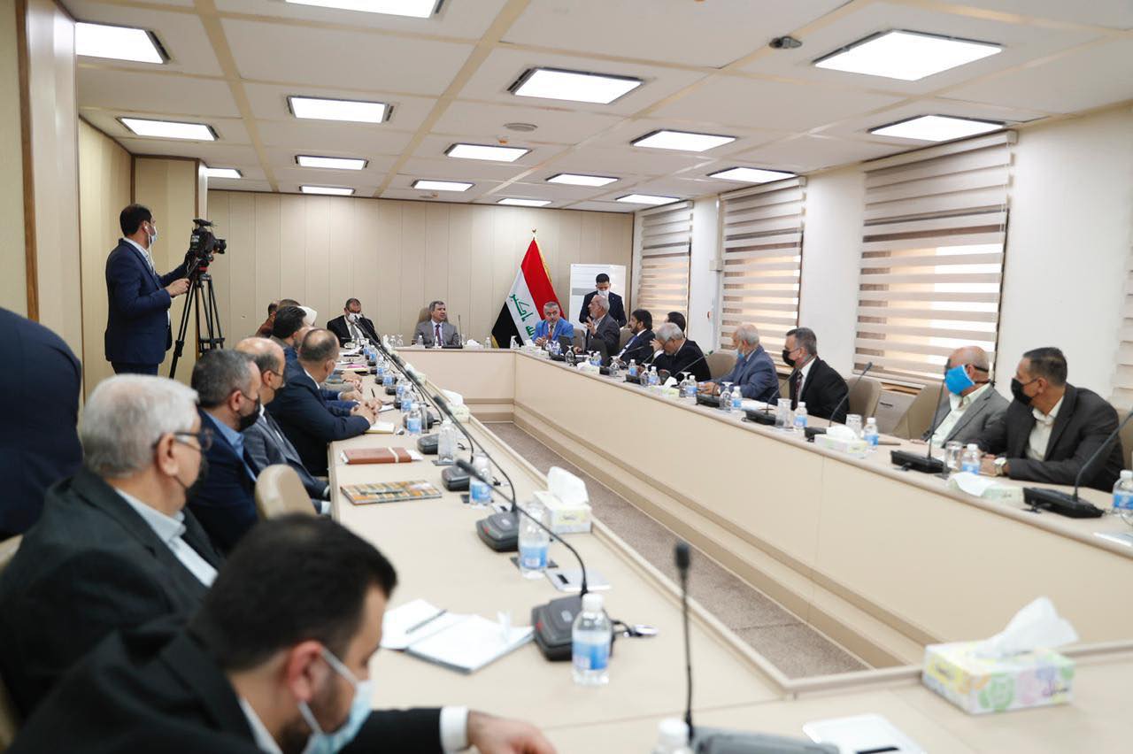 وزير النفط يطالب بتخصيصات مالية لتطوير 5 رقع استكشافية في الانبار