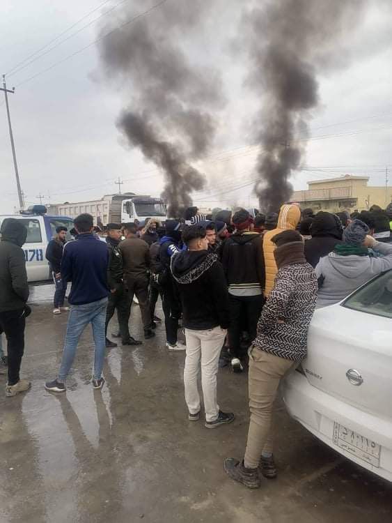 حرق اطارات وقطع للطرق.. موظفو شركة كاله الايرانية يحتجون في كربلاء (صور)