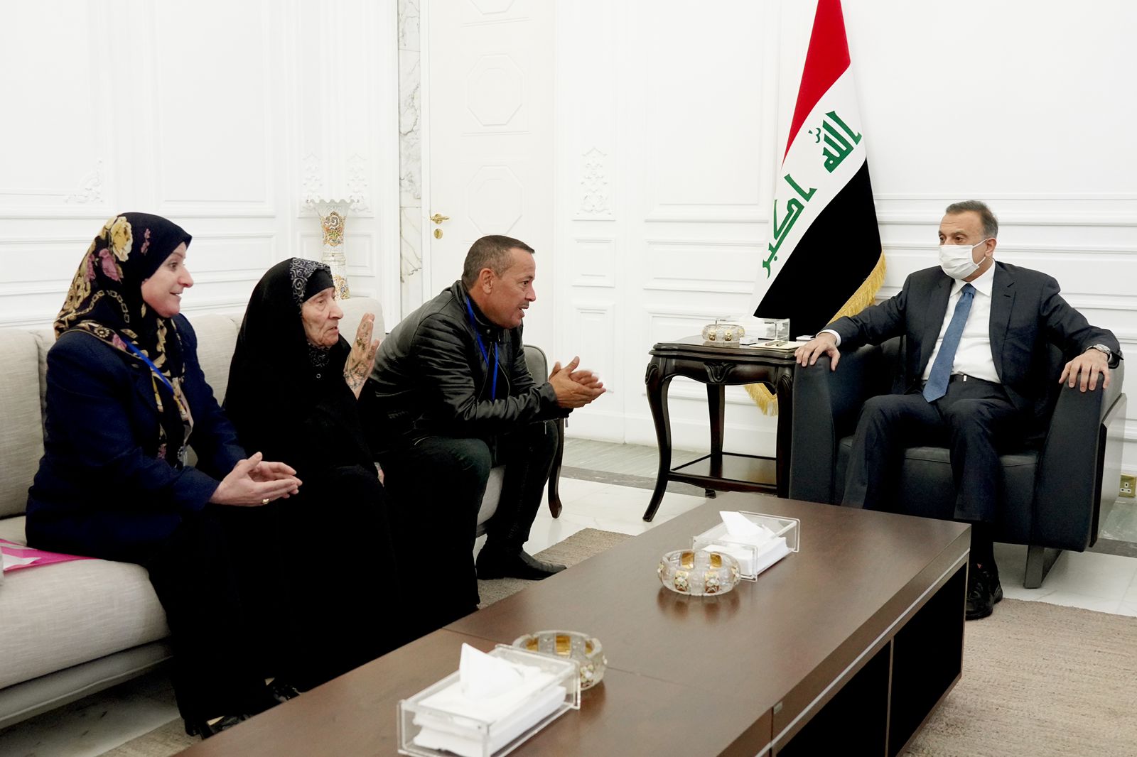 بالفيديو.. الكاظمي يلتقي بـ"أم الشهداء السبعة"