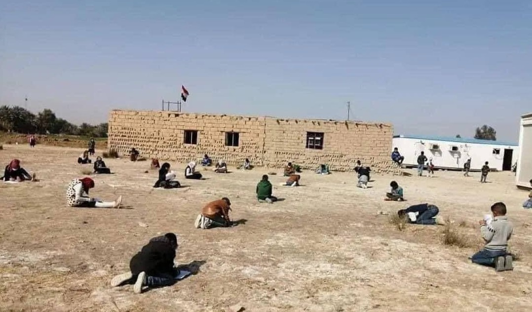 امتحانات في العراء.. التربية تحقق بواقعة "ام النخيل" في ذي قار (صور)