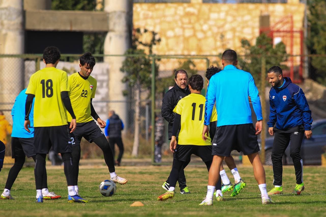 الارضية سيئة.. المنتخب الوطني يباشر تدريباته في لبنان (صور)