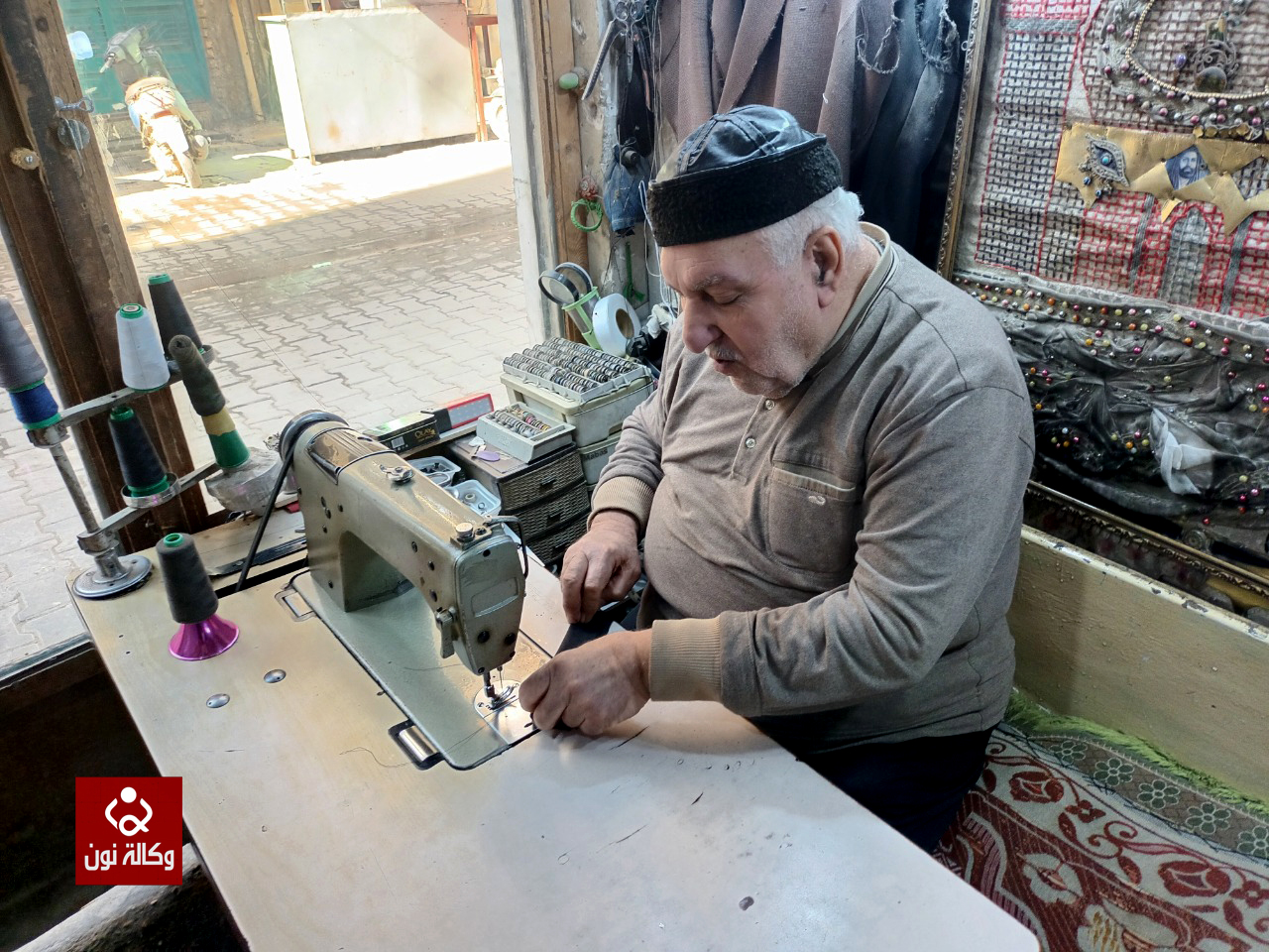 خياط الرجال.. مهنة تلفظ انفاسها (تقرير مصور)