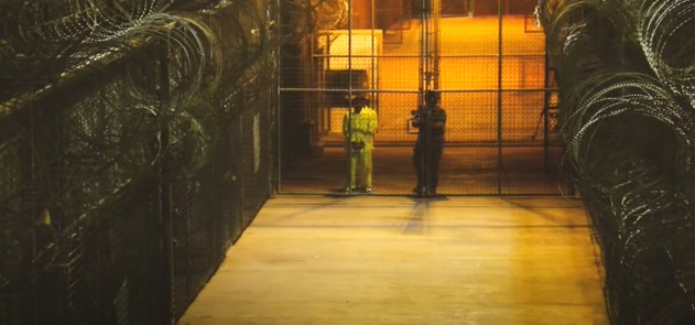 شاهد عملية الاعتقال.. الأمن الوطني يعتقل تاجر مخدرات بحوزته (15) كغم من الكرستال في بغداد