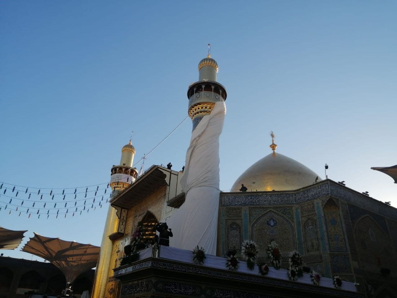 لقطات حصرية.. شاهد لحظة افتتاح المنارة الجديدة لمرقد الامام علي (ع) بالنجف الاشرف