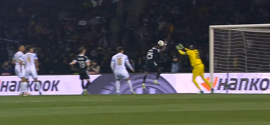 على طريقة مارادونا.. لاعب يسجل هدفا باليد ثم يطلب من الحكم إلغاءه (فيديو)