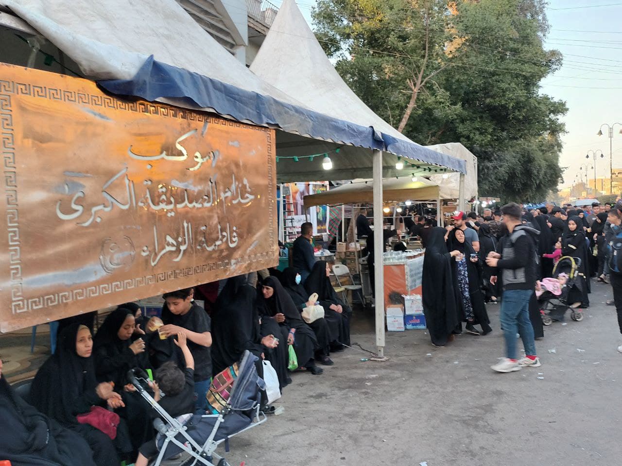 حصل على المركز الاول في الاربعينية.. اول موكب ينشر اقوال المشاهير بحق الحسين باللغة الانكليزية (تقرير مصور)