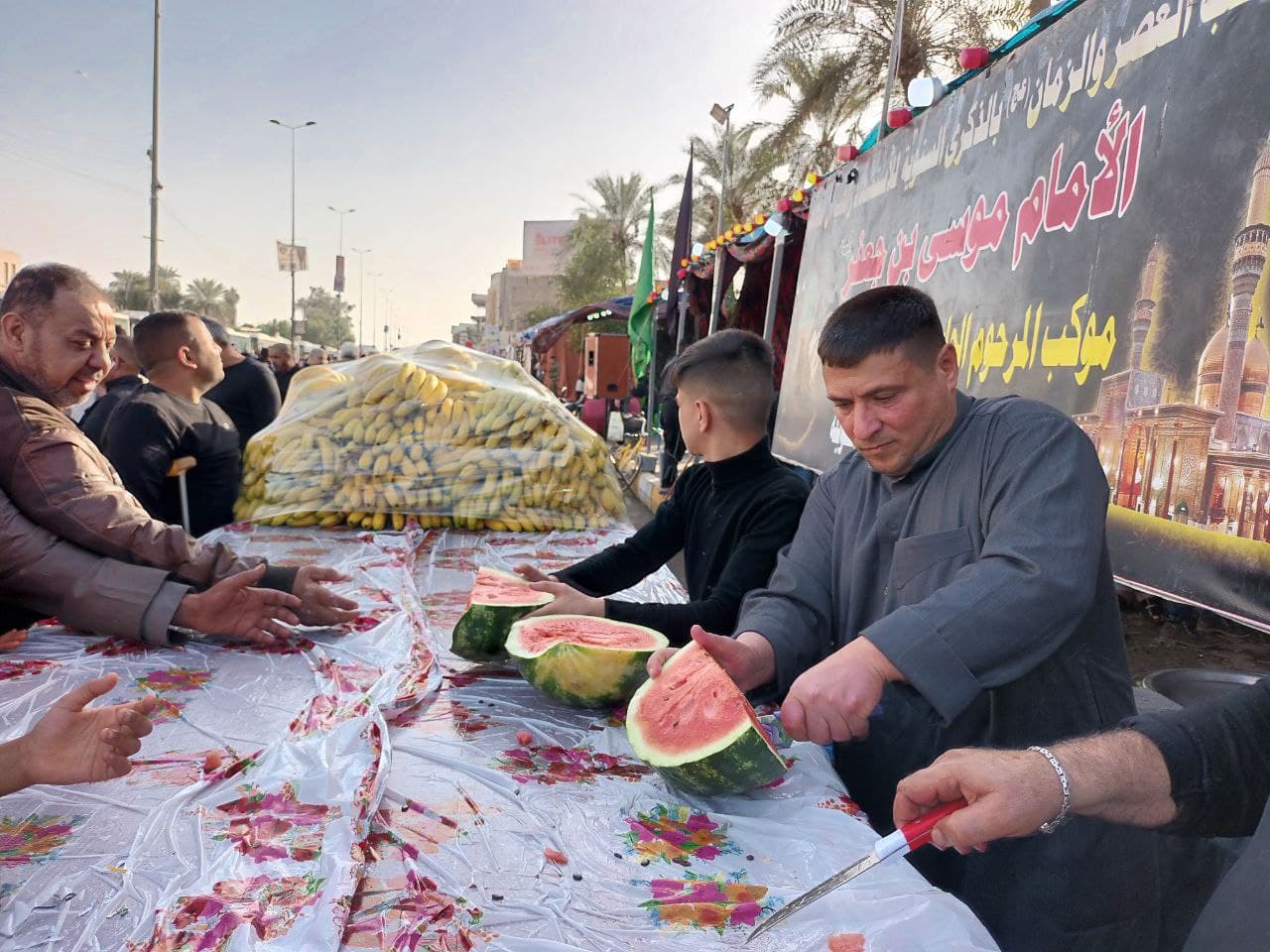 توارثوا الخدمة احفادا عن ابناء وآباء واجداد.. موكب يختص بتقديم اطنان الفاكهة للزائرين (تقرير مصور)