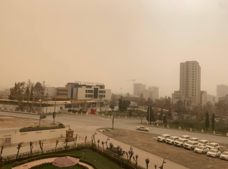 عاصفة ترابية تضرب مدينة السليمانية (صور)