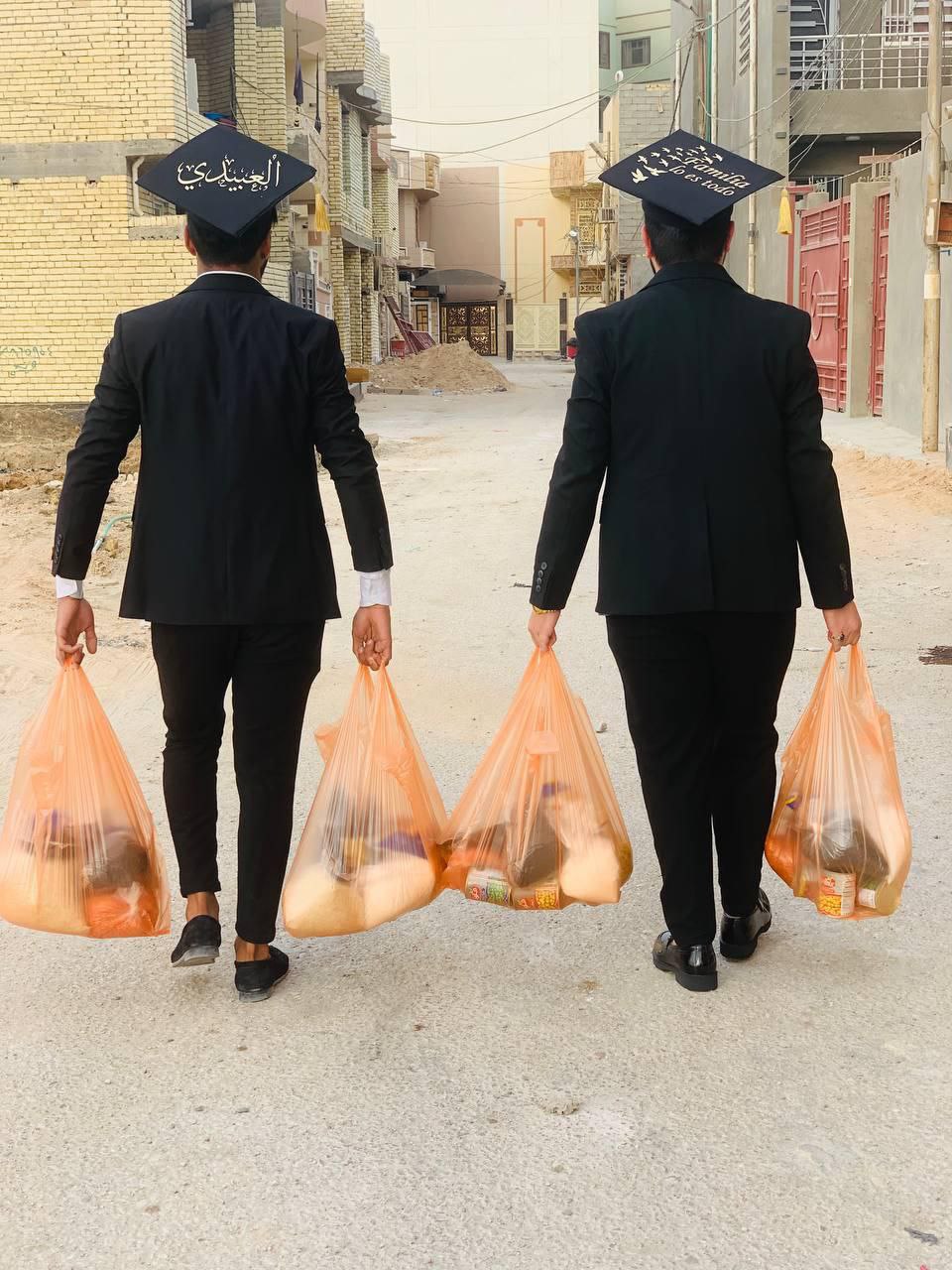 بادرة طلابية انسانية.. خريجون جامعيون يتبرعون بمبالغ حفل تخرجهم للفقراء (صور)