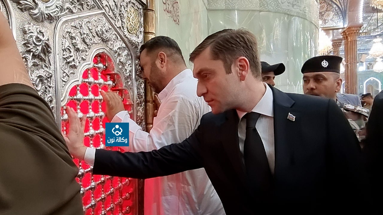 فيديو.. القائم باعمال سفارة اذربيجان في العراق يزور مرقد الامام الحسين (ع)