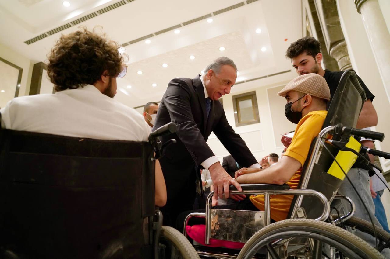 الكاظمي يلتقي عدداً من جرحى التظاهرات قبيل سفرهم إلى الخارج للعلاج (فيديو)