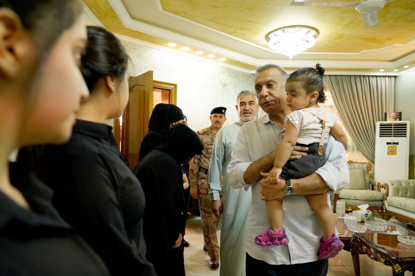 في العيد.. الكاظمي يتفقد عدداً من عوائل شهداء القوات الامنية ويصدر "توجيها"