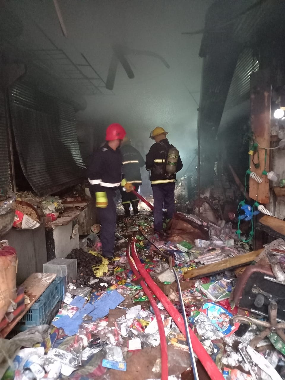 اكثر من 150 محلاً.. اخماد النيران في اضخم سوق تجاري وسط كربلاء (صور)