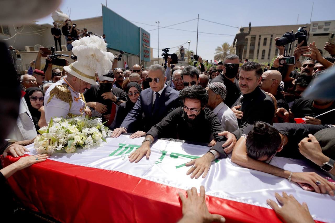 تشييع رسمي لجثمان الشاعر الراحل مظفر النواب في بغداد (صور)