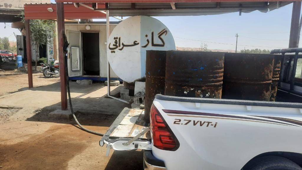 شرطة الطاقة تضبط وكراً لتهريب النفط ومحطات وقود متنقلة غير رسمية في محافظتين (صور)