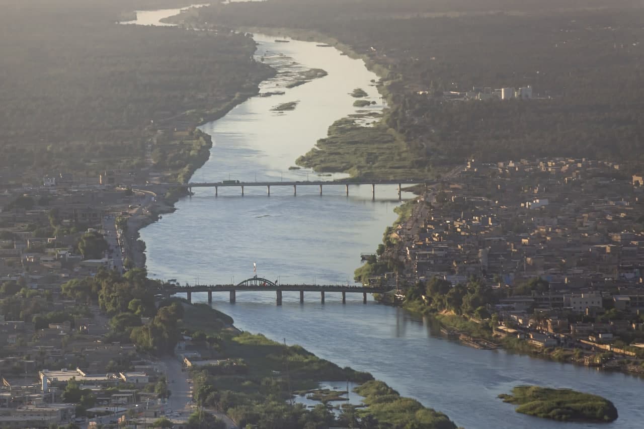 كربلاء.. انقاذ حياة امرأة حاولت الانتحار من أعلى جسر الهندية (صورة)