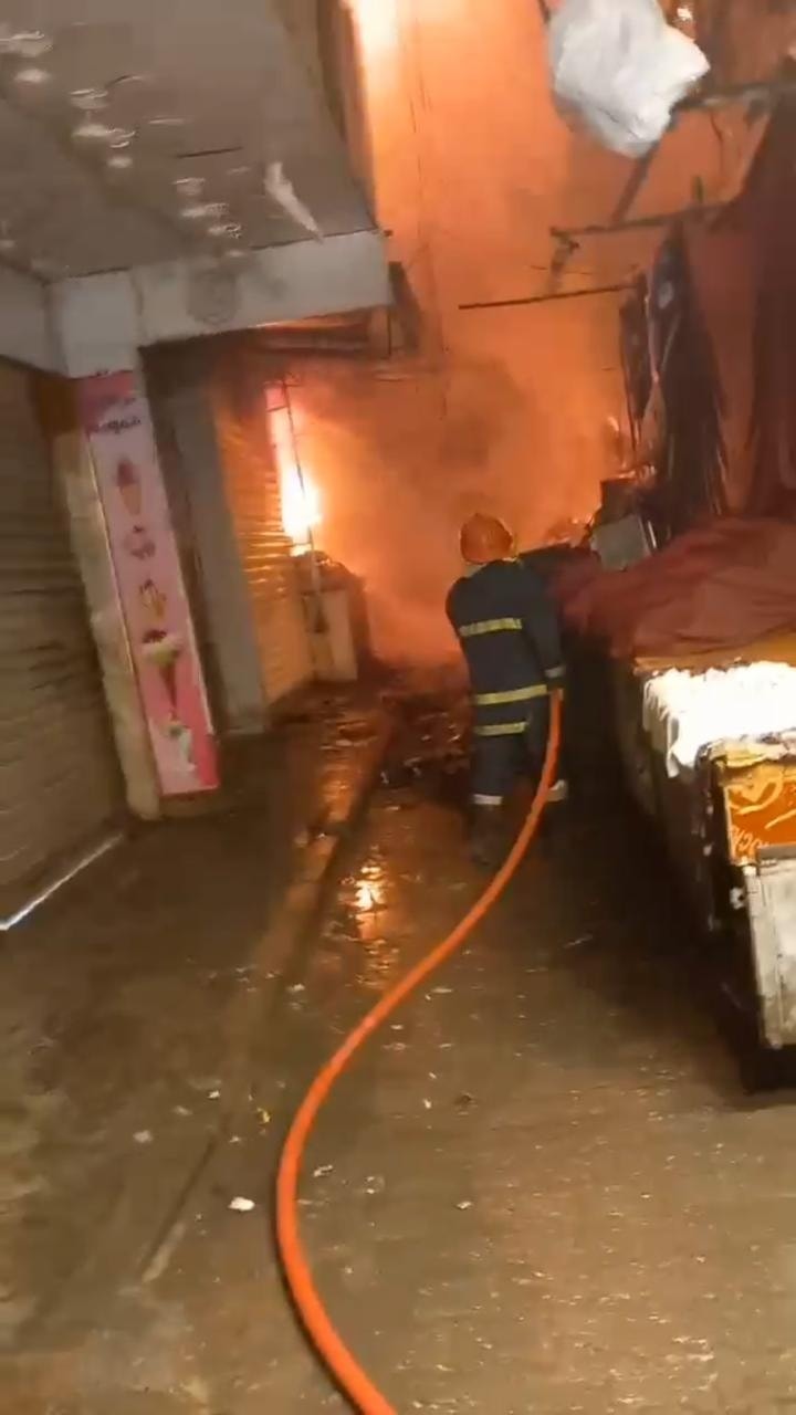 الدفاع المدني تخمد حريقا اندلع بمطعم داخل أزقة منطقة الكاظمية (صور)