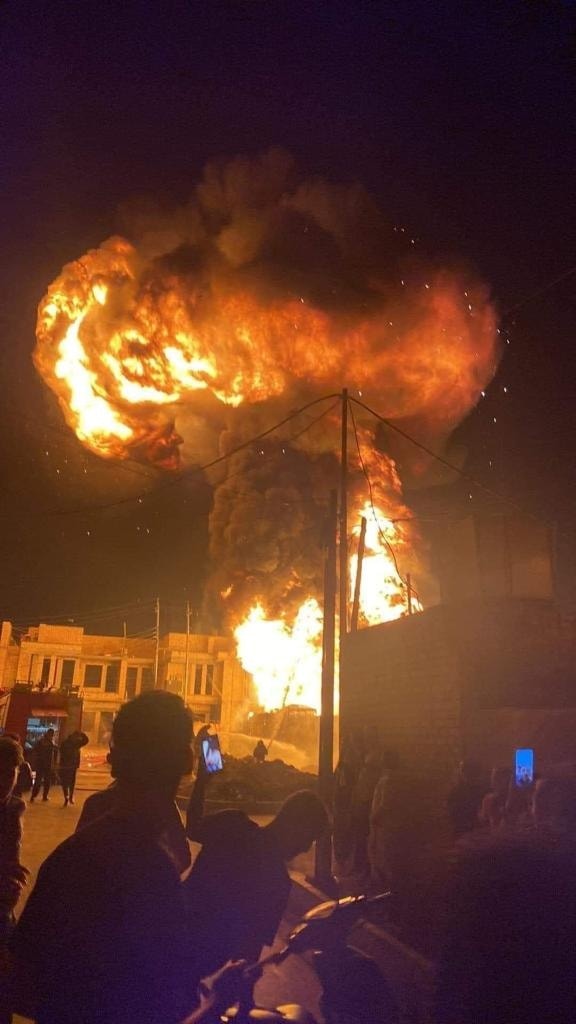 مشاهد مروعة.. حريق ضخم يلتهم ثلاثة مولدات كهربائية وسط ذي قار