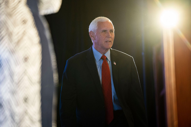 بنس يدعو إدارة بايدن إلى الانسحاب من المفاوضات النووية مع إيران