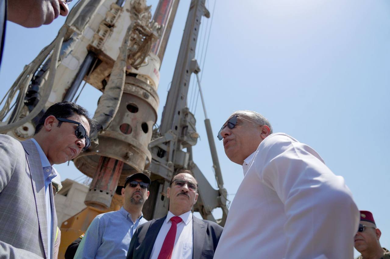 الكاظمي يطلع على مراحل العمل في مشروع نفق سنحاريب وسط الموصل (صور)