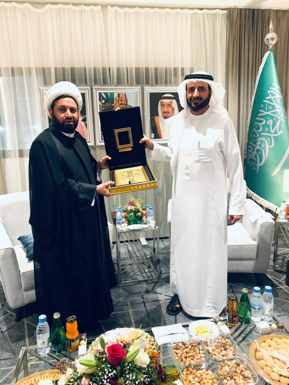 وزير الحج السعودي يمنح رئيس البعثة العراقية "درع التميز"